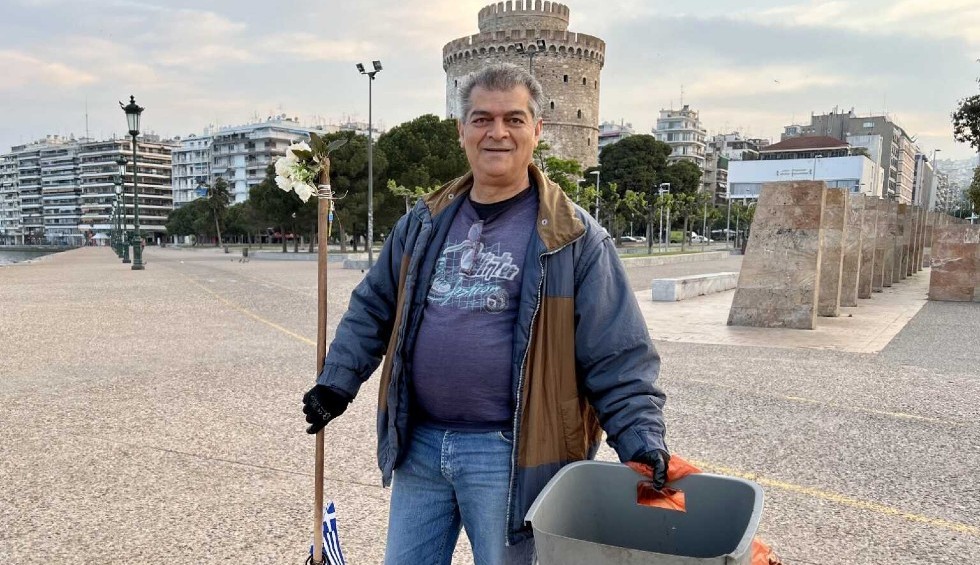 A generic square placeholder image with rounded corners in a figure.