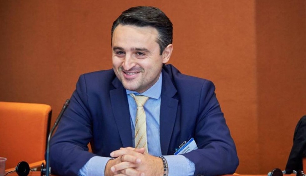 A generic square placeholder image with rounded corners in a figure.