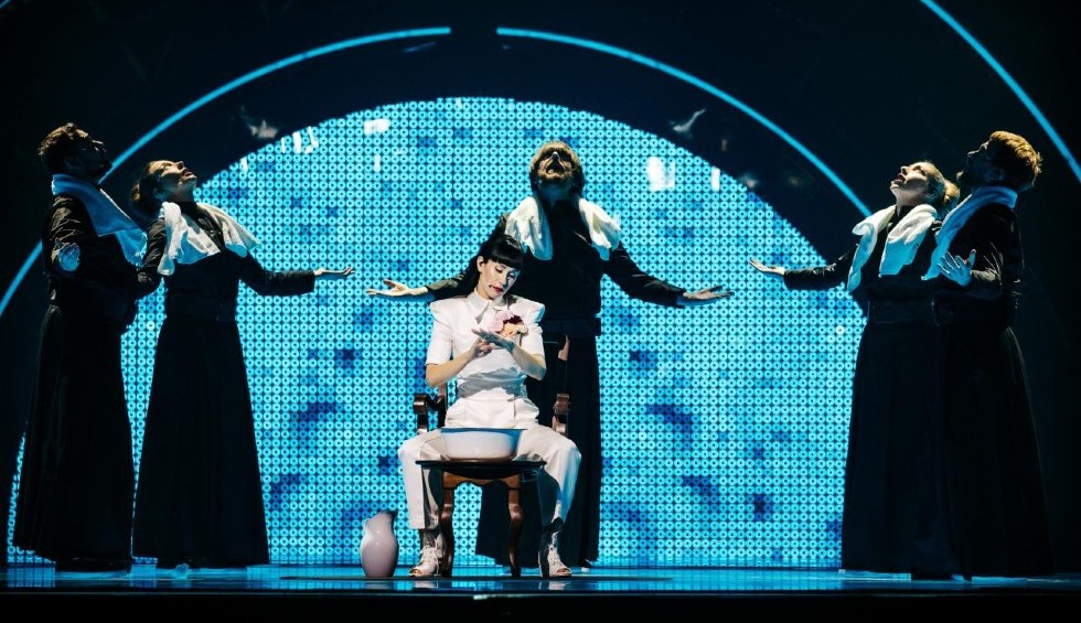 A generic square placeholder image with rounded corners in a figure.