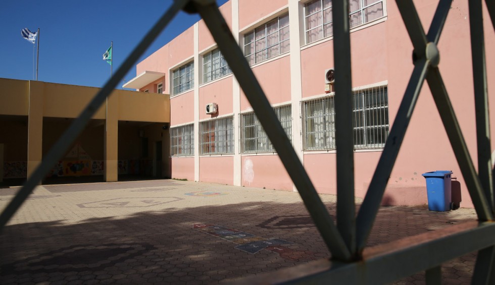 A generic square placeholder image with rounded corners in a figure.