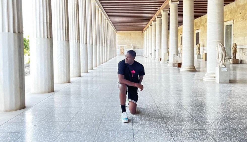 A generic square placeholder image with rounded corners in a figure.