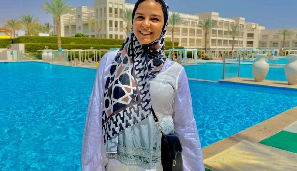 A generic square placeholder image with rounded corners in a figure.