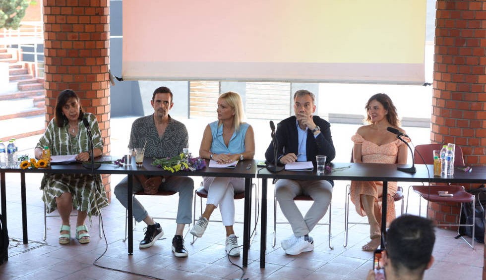 A generic square placeholder image with rounded corners in a figure.