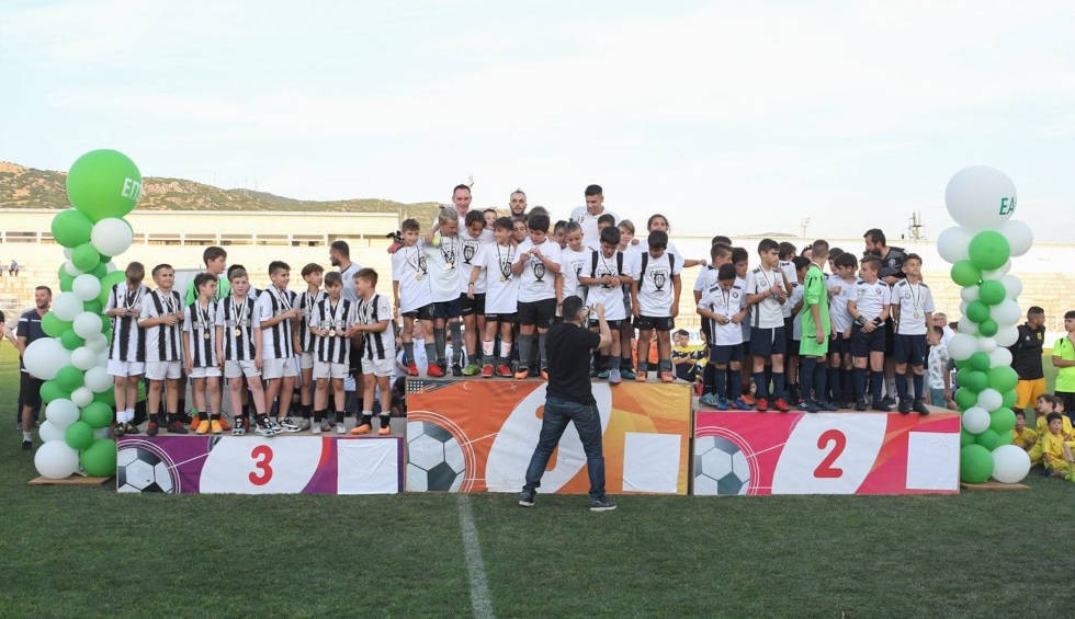 A generic square placeholder image with rounded corners in a figure.