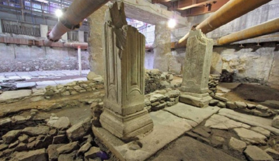 A generic square placeholder image with rounded corners in a figure.