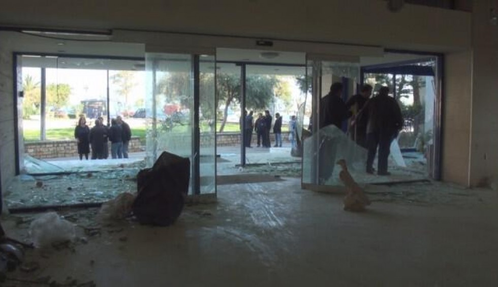 A generic square placeholder image with rounded corners in a figure.