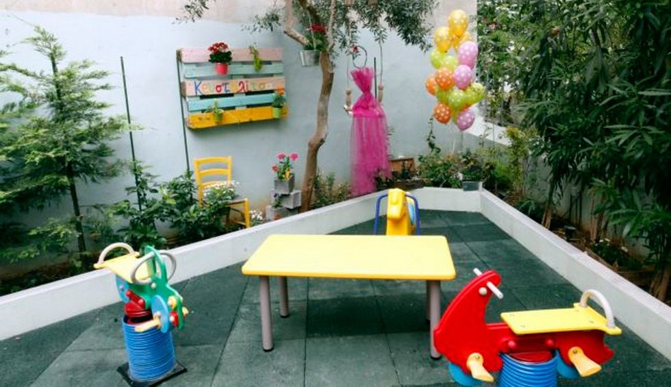 A generic square placeholder image with rounded corners in a figure.