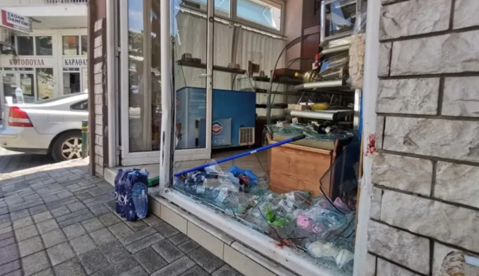 A generic square placeholder image with rounded corners in a figure.