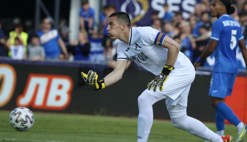 A generic square placeholder image with rounded corners in a figure.