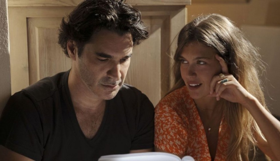 A generic square placeholder image with rounded corners in a figure.