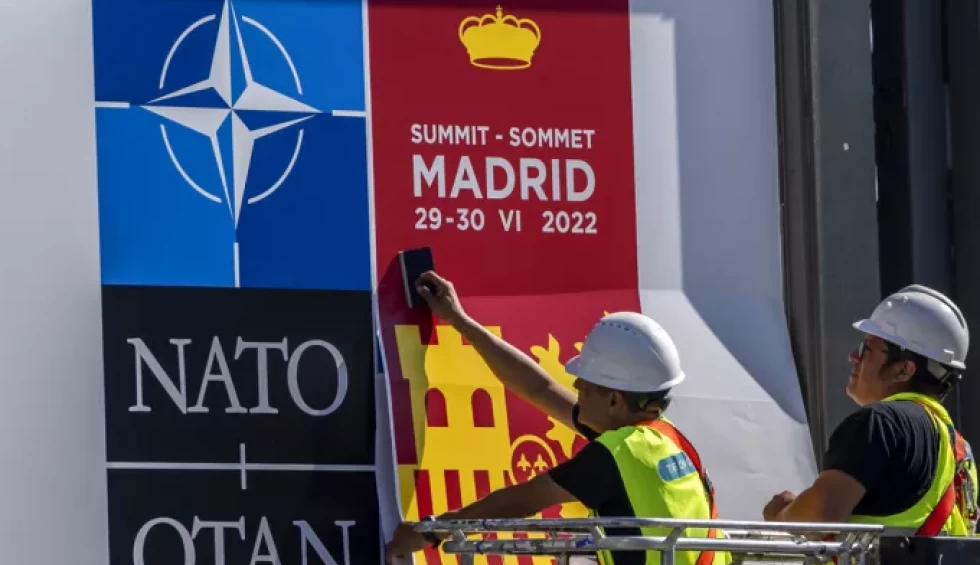 A generic square placeholder image with rounded corners in a figure.