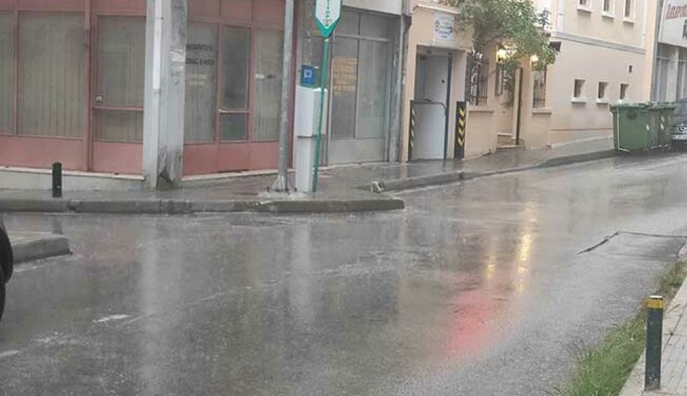 A generic square placeholder image with rounded corners in a figure.