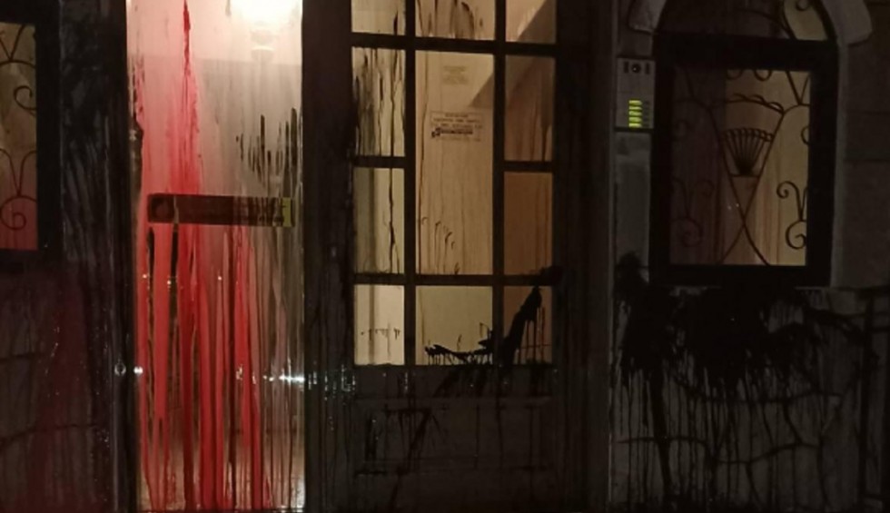 A generic square placeholder image with rounded corners in a figure.