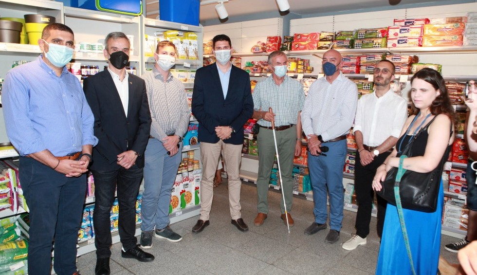 A generic square placeholder image with rounded corners in a figure.