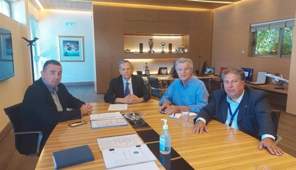 A generic square placeholder image with rounded corners in a figure.