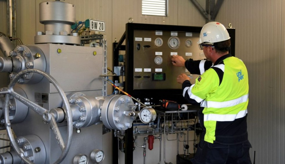 A generic square placeholder image with rounded corners in a figure.