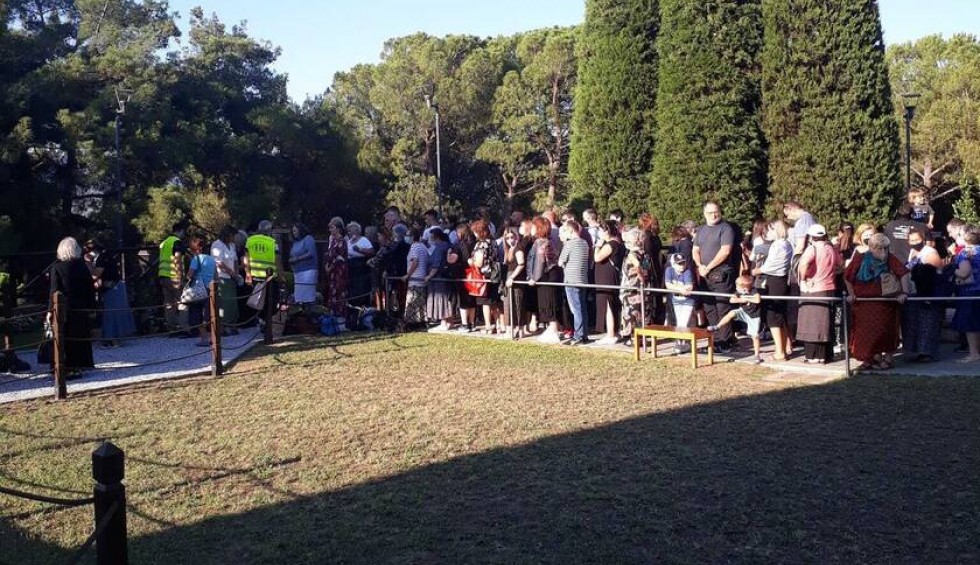 A generic square placeholder image with rounded corners in a figure.