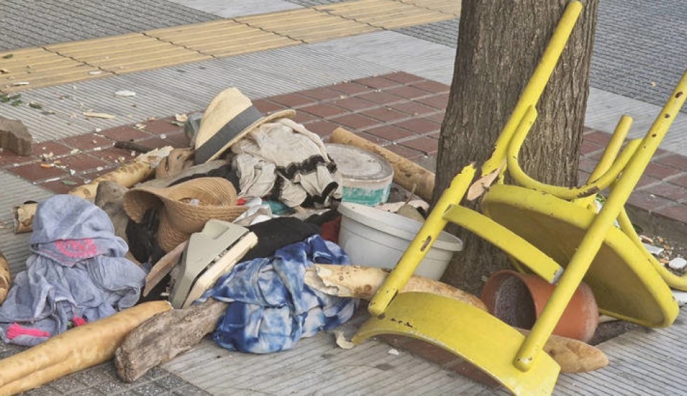 A generic square placeholder image with rounded corners in a figure.