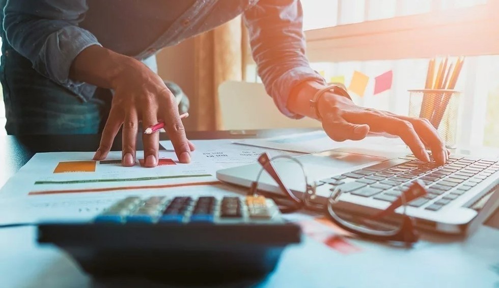 A generic square placeholder image with rounded corners in a figure.