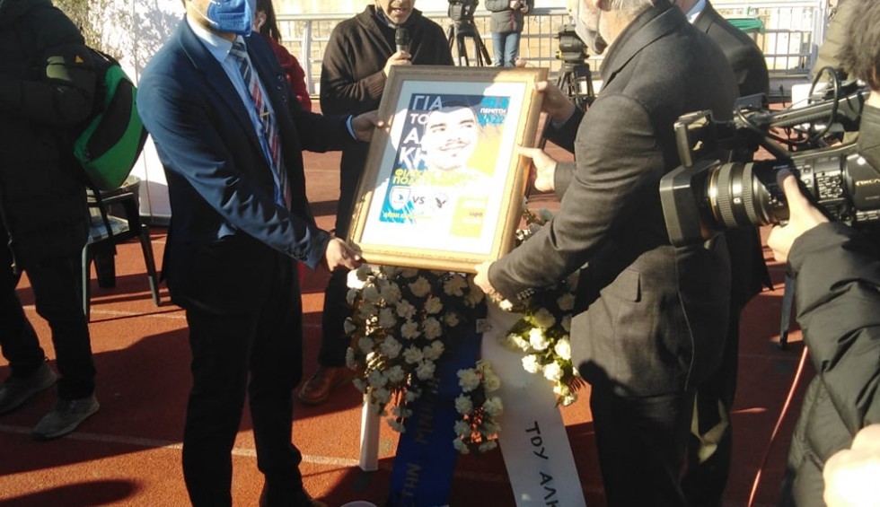 A generic square placeholder image with rounded corners in a figure.