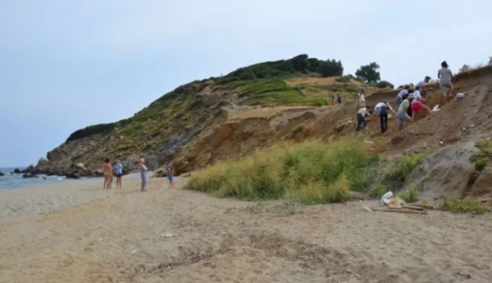 A generic square placeholder image with rounded corners in a figure.