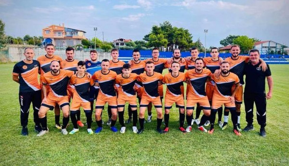 A generic square placeholder image with rounded corners in a figure.