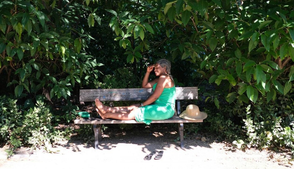 A generic square placeholder image with rounded corners in a figure.