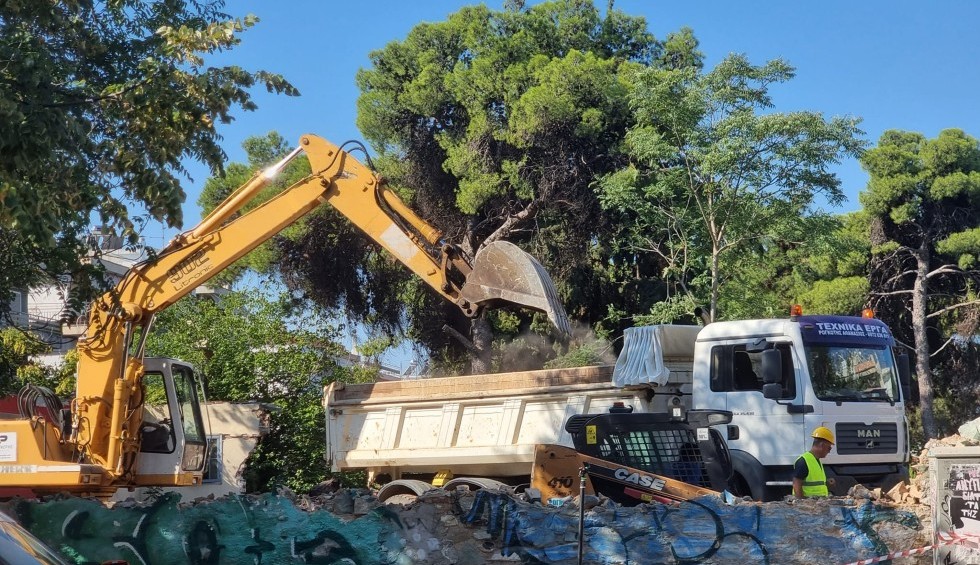 A generic square placeholder image with rounded corners in a figure.