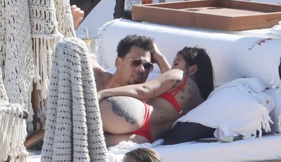 A generic square placeholder image with rounded corners in a figure.