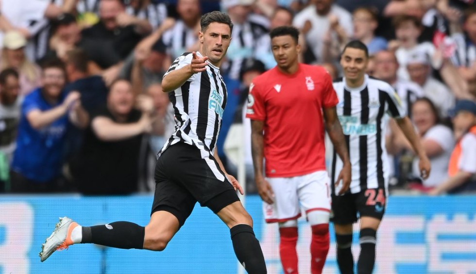 A generic square placeholder image with rounded corners in a figure.