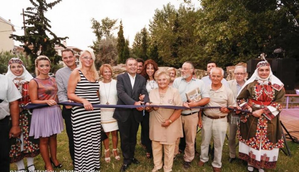 A generic square placeholder image with rounded corners in a figure.