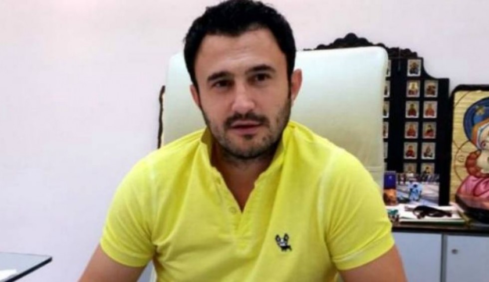 A generic square placeholder image with rounded corners in a figure.