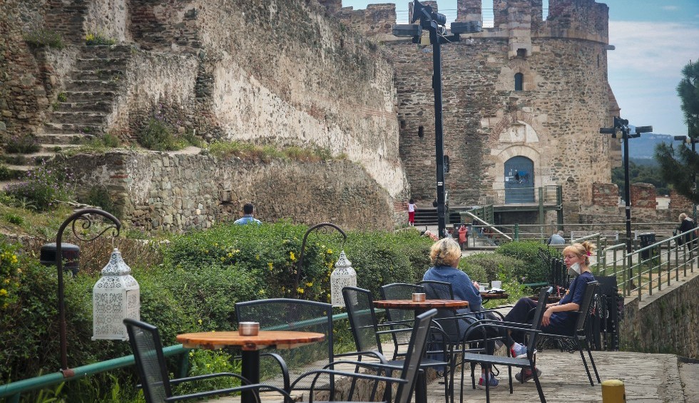 A generic square placeholder image with rounded corners in a figure.