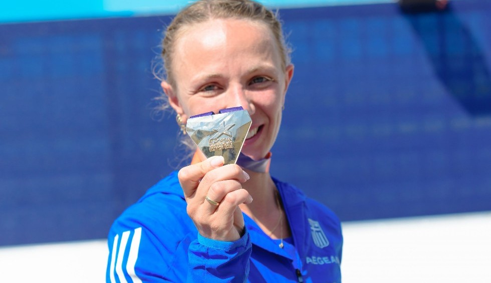 A generic square placeholder image with rounded corners in a figure.