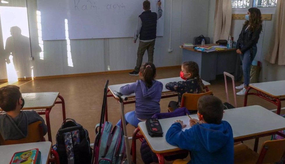 A generic square placeholder image with rounded corners in a figure.