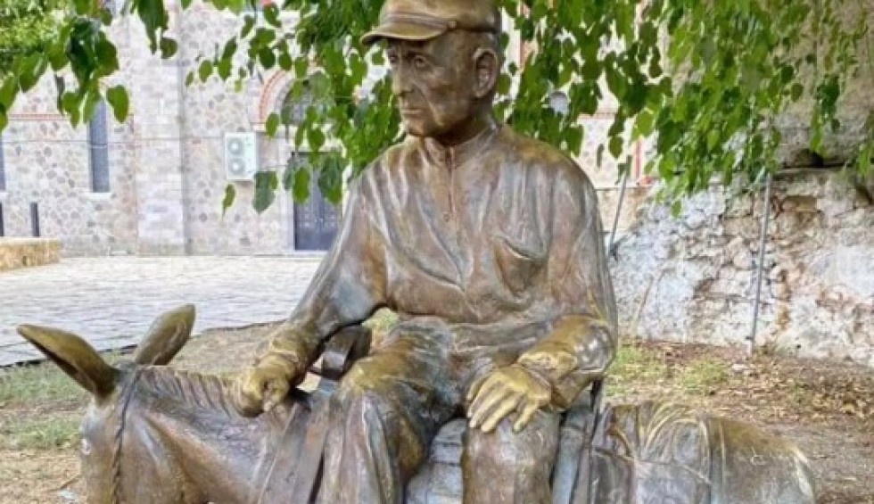 A generic square placeholder image with rounded corners in a figure.