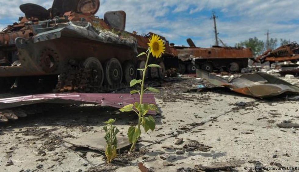 A generic square placeholder image with rounded corners in a figure.