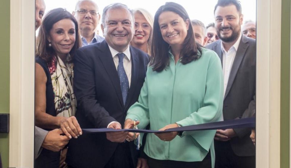 A generic square placeholder image with rounded corners in a figure.