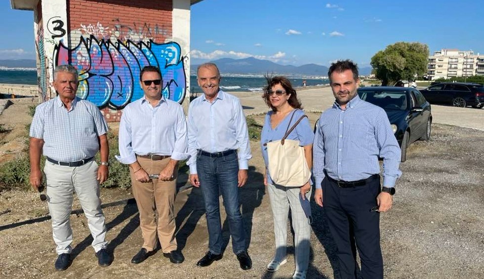 A generic square placeholder image with rounded corners in a figure.