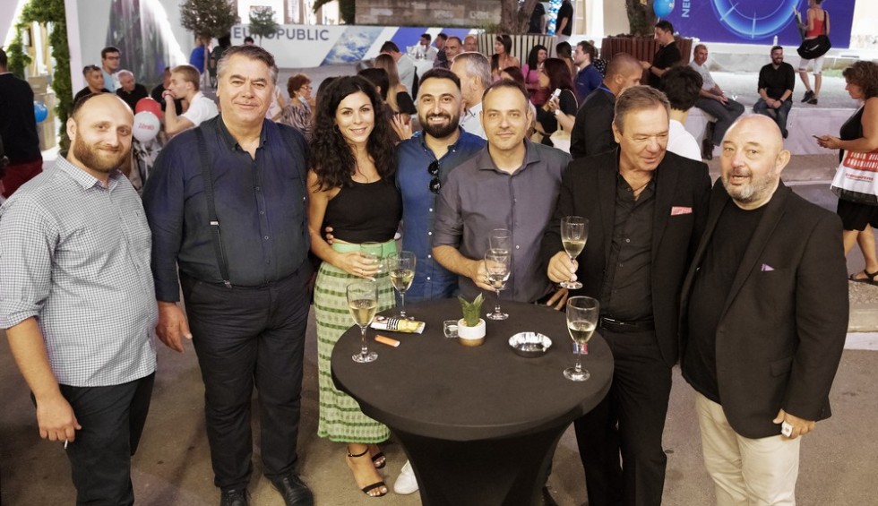 A generic square placeholder image with rounded corners in a figure.