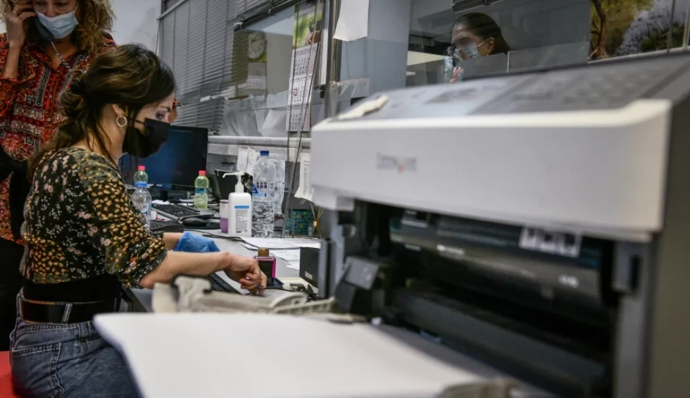 A generic square placeholder image with rounded corners in a figure.