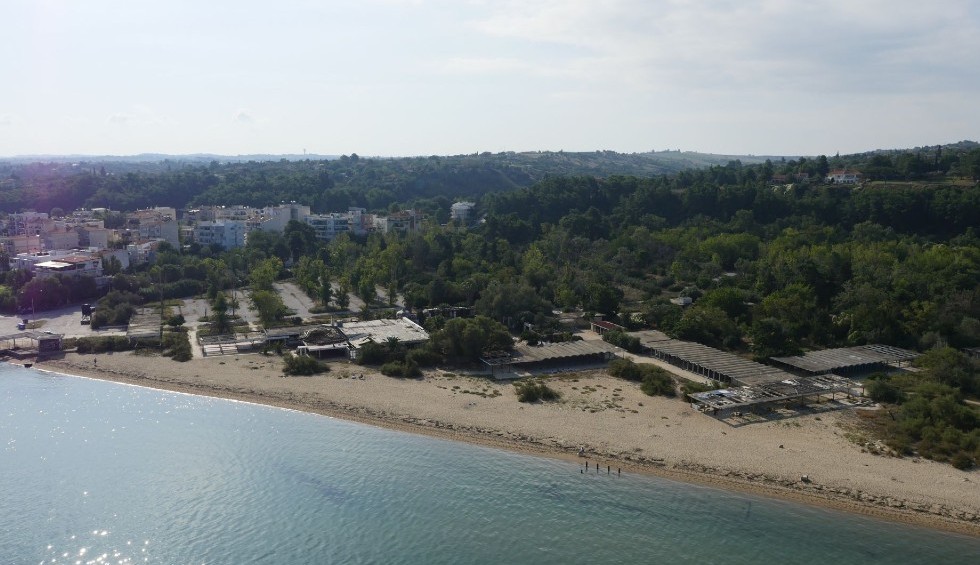 A generic square placeholder image with rounded corners in a figure.