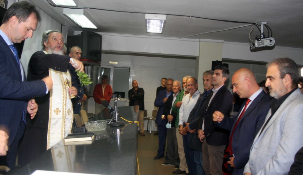 A generic square placeholder image with rounded corners in a figure.