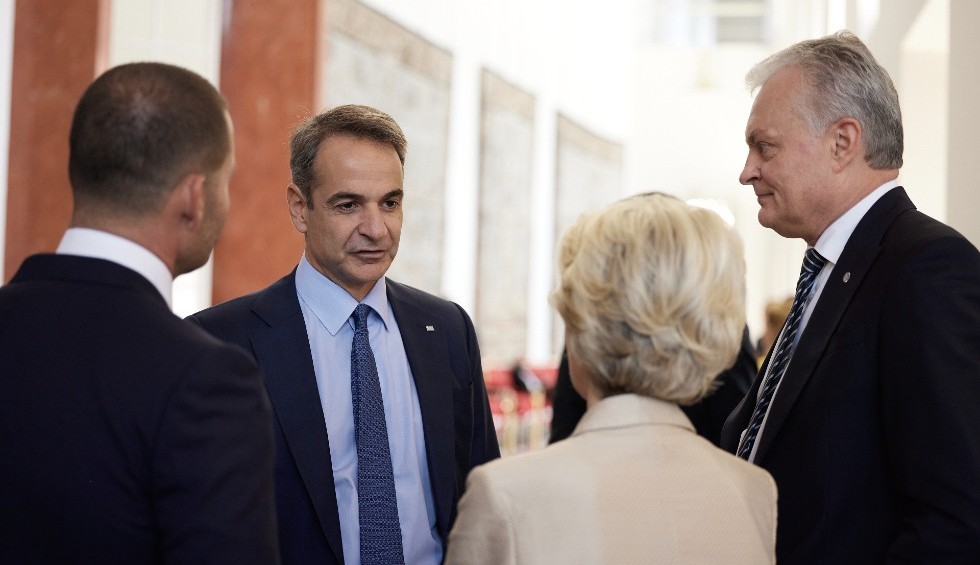 A generic square placeholder image with rounded corners in a figure.