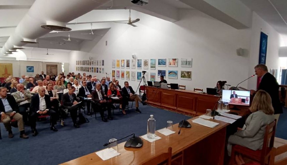 A generic square placeholder image with rounded corners in a figure.