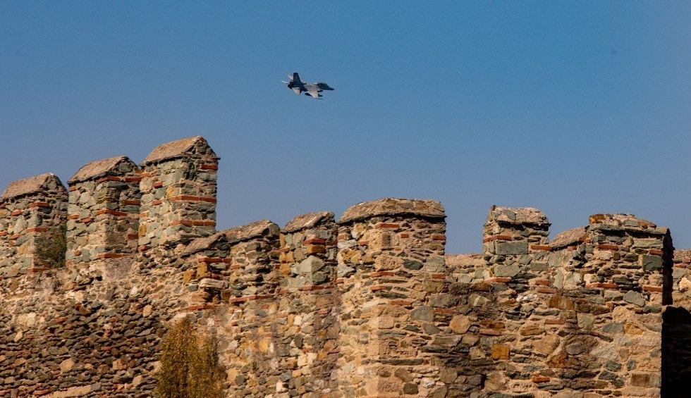 A generic square placeholder image with rounded corners in a figure.