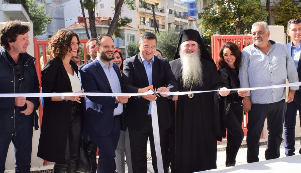 A generic square placeholder image with rounded corners in a figure.