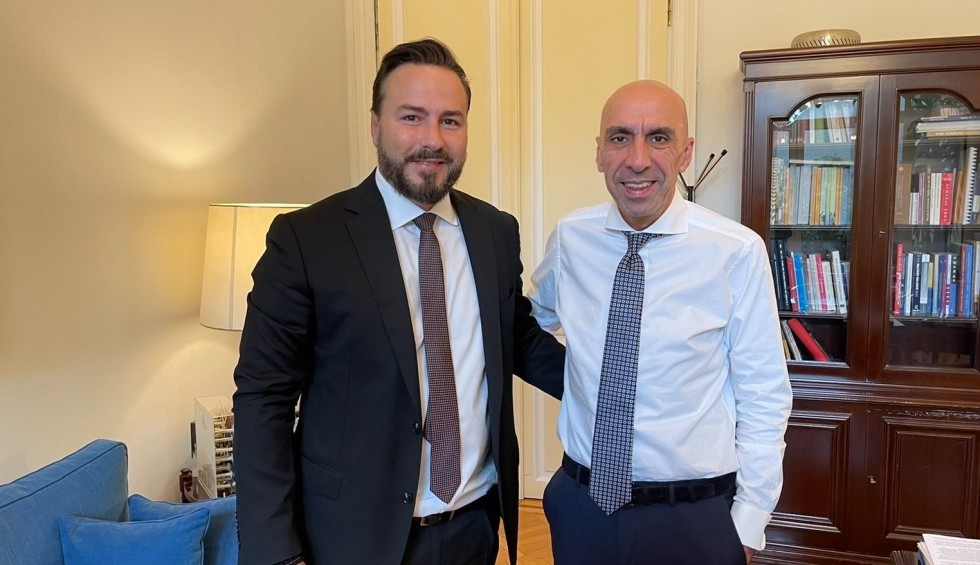 A generic square placeholder image with rounded corners in a figure.