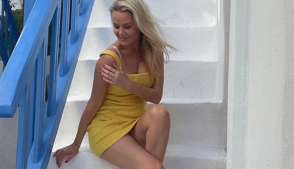 A generic square placeholder image with rounded corners in a figure.