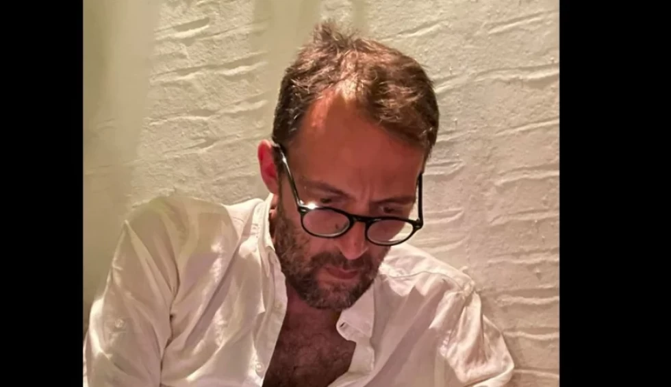 A generic square placeholder image with rounded corners in a figure.